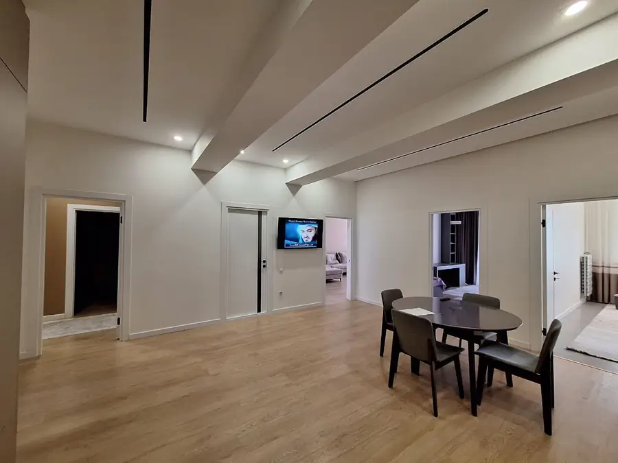 Продается Более 5-комнатная квартира − 175 м²