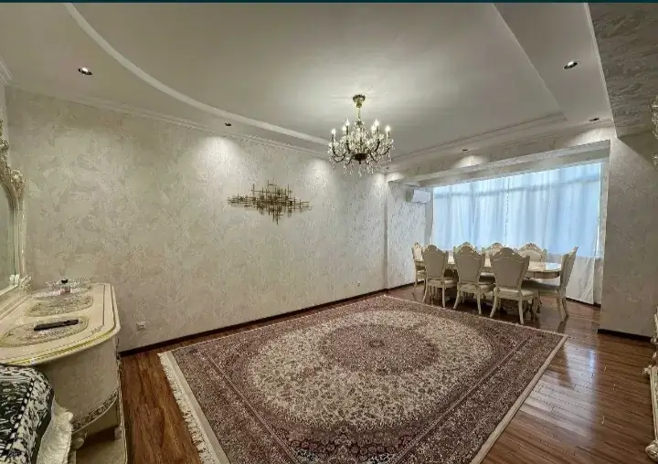 Продается 4-комнатная квартира − 114 м²