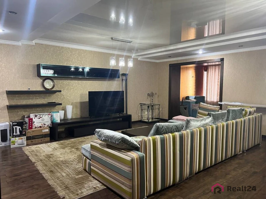 Продается Более 5-комнатная квартира − 220 м²