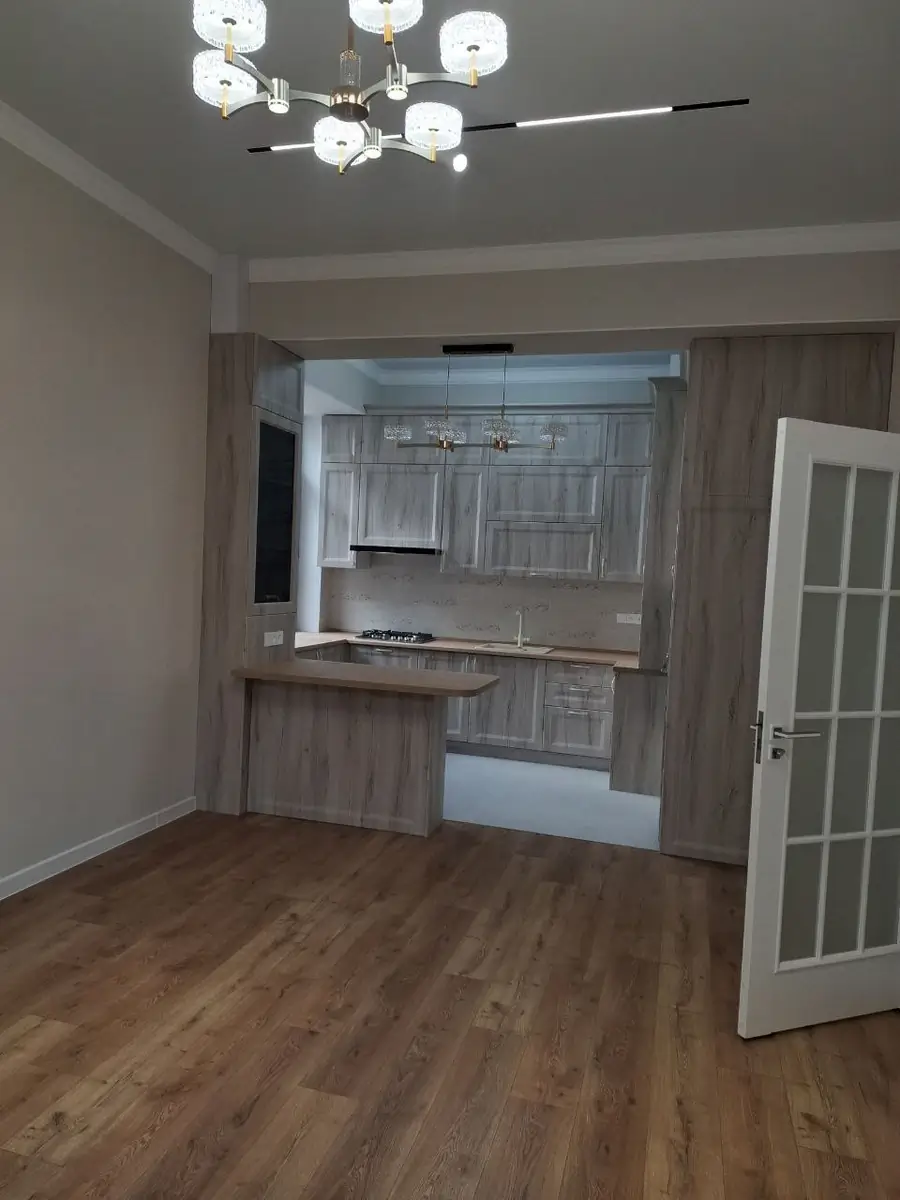 4 xonali kvartira sotiladi − 92 m²