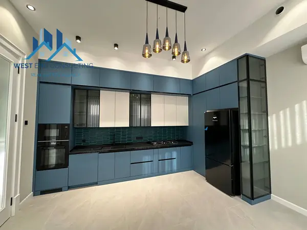 3-этажный дом − 350 м², 2.5 сот.