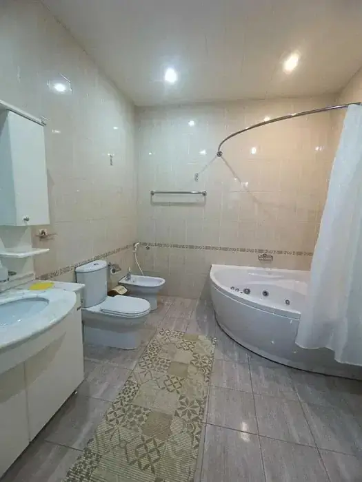 Ijaraga 3 qavatli uy − 380 m²