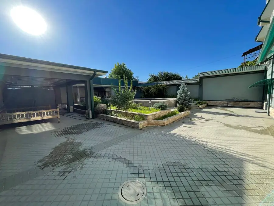 3 qavatli uy sotiladi − 400 m²