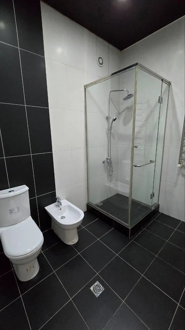 3 qavatli uy sotiladi − 350 m²