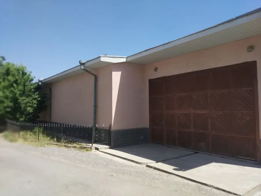 3 qavatli uy sotiladi − 600 m²