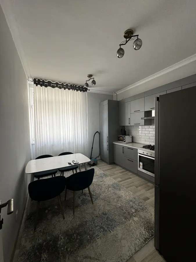 Продается 1-комнатная квартира − 37 м²