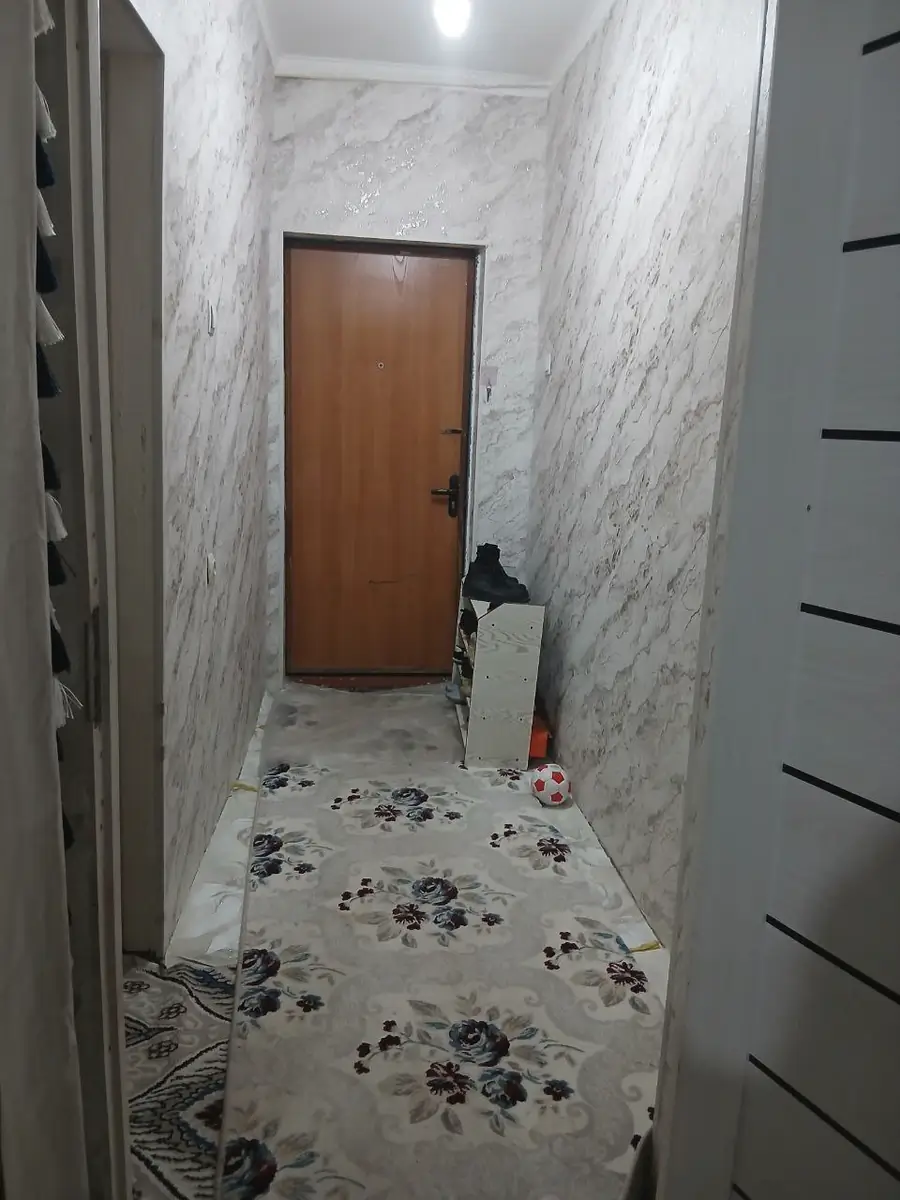 Продается 1-комнатная квартира − 42 м²