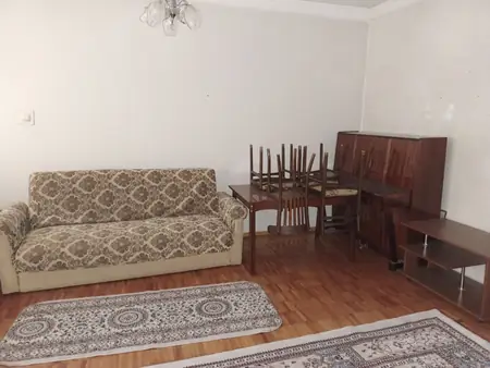 Более 5-комнатная квартира − 90 м², 2/5 этаж