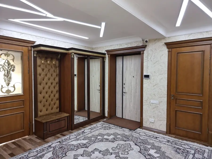 Сдается 4-комнатная квартира − 226 м²