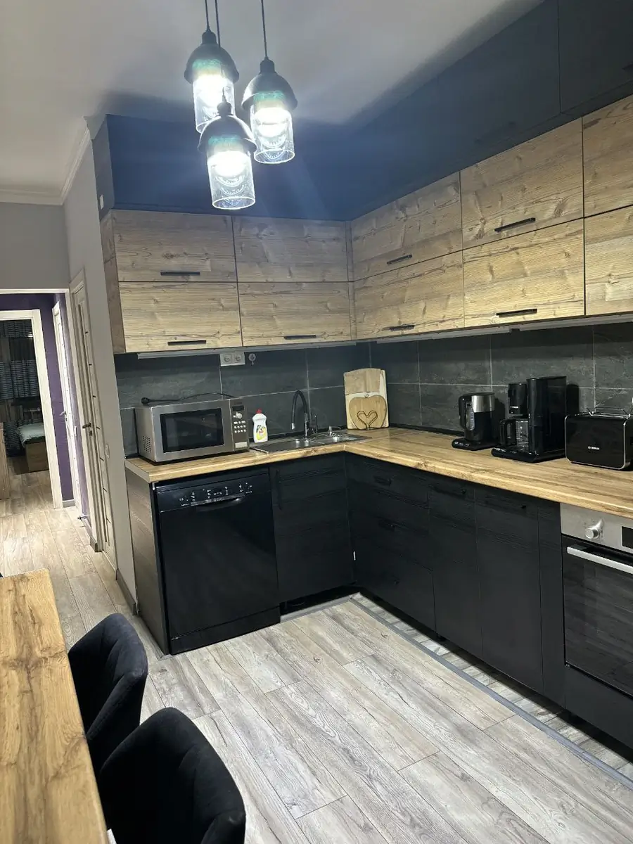 4 xonali kvartira sotiladi − 96 m²