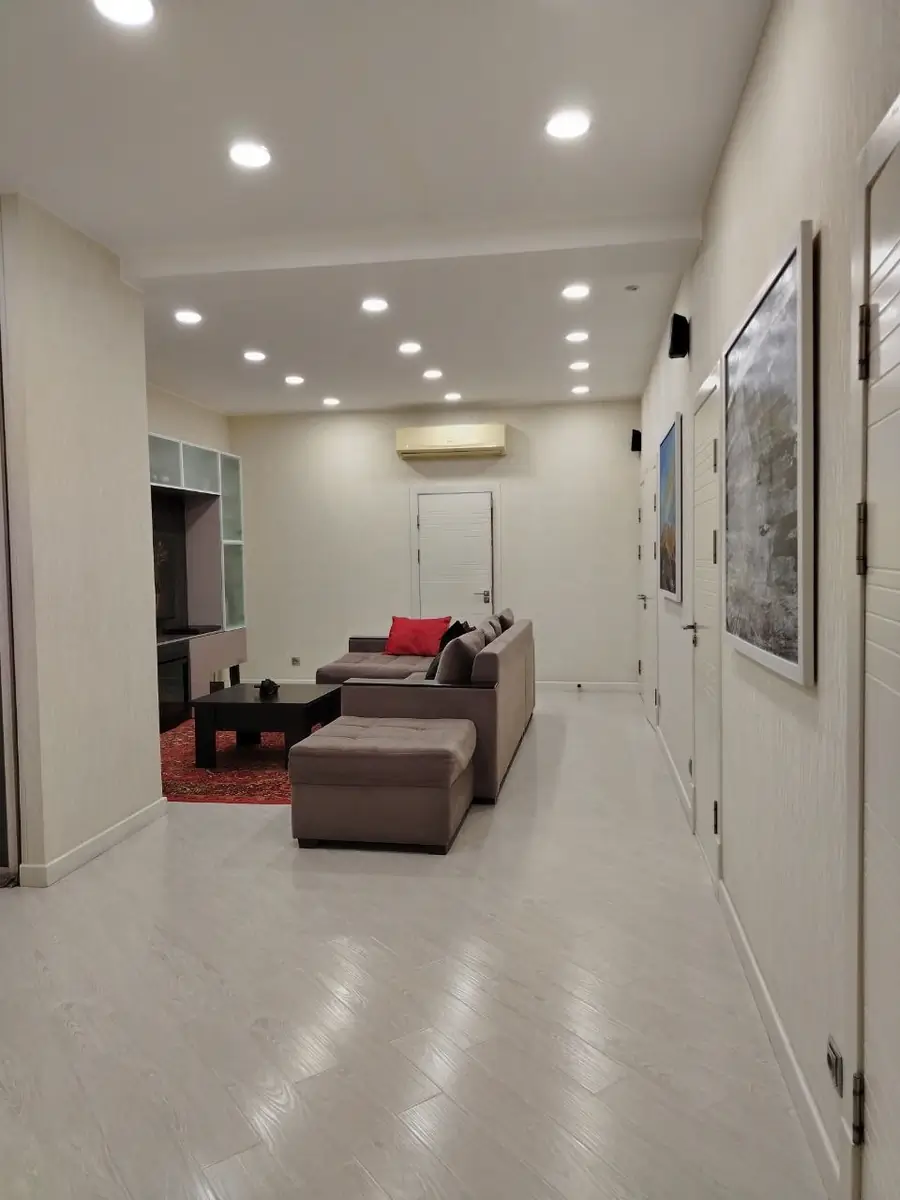 Продается 4-комнатная квартира − 107 м²