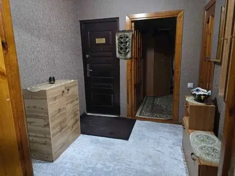 4 xonali kvartira sotiladi − 80 m²