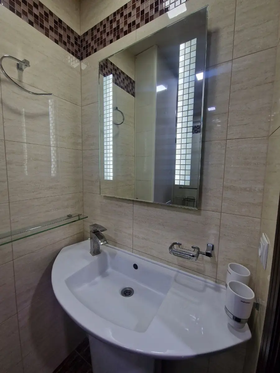 Продается 2-комнатная квартира − 60 м²