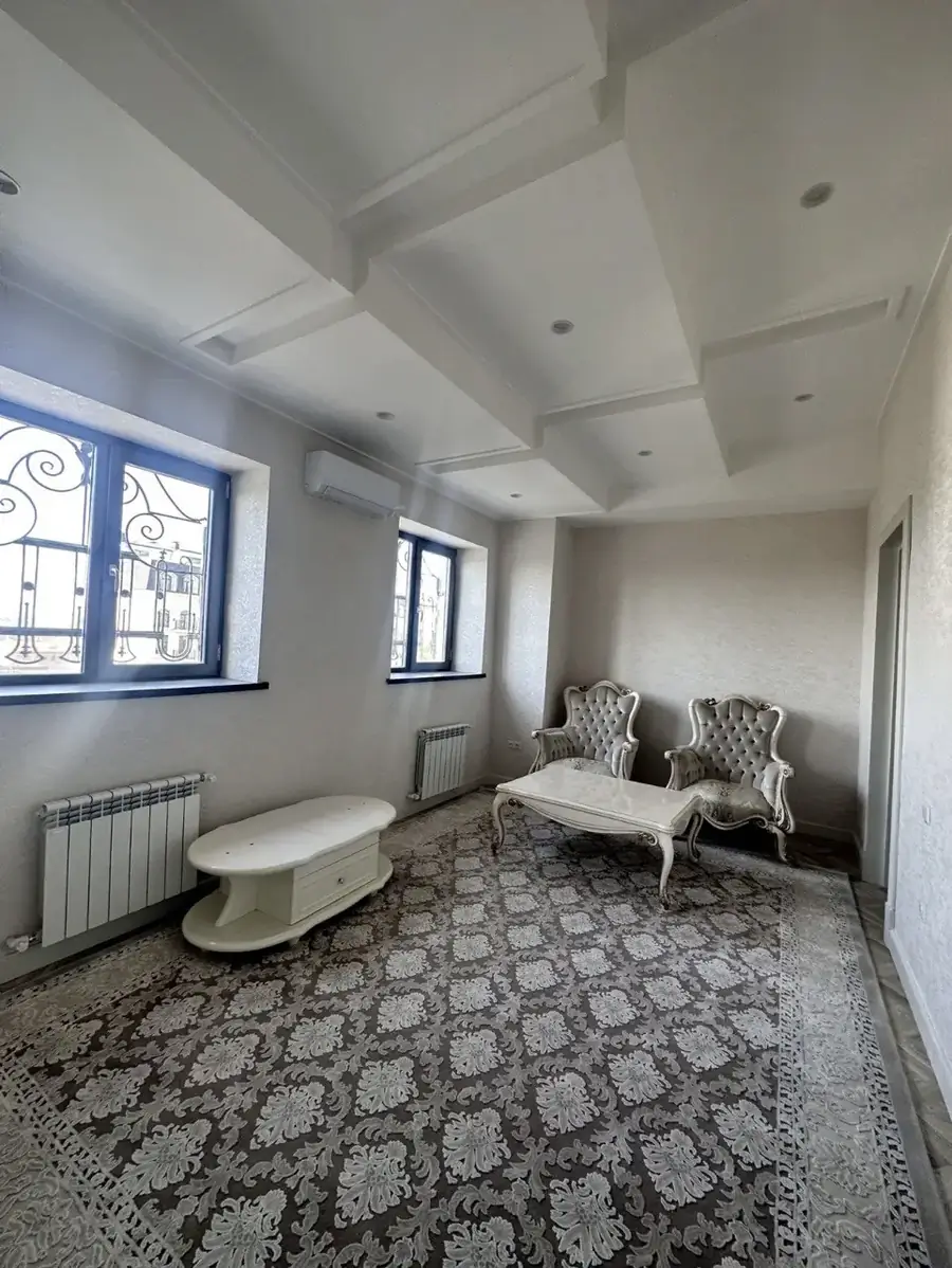 Продается 4-комнатная квартира − 162 м²