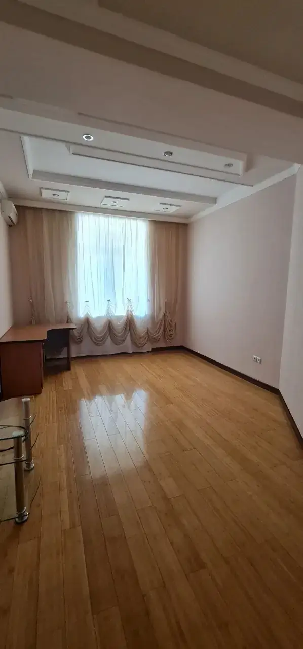 Ijaraga 4 xonali kvartira − 200 m²