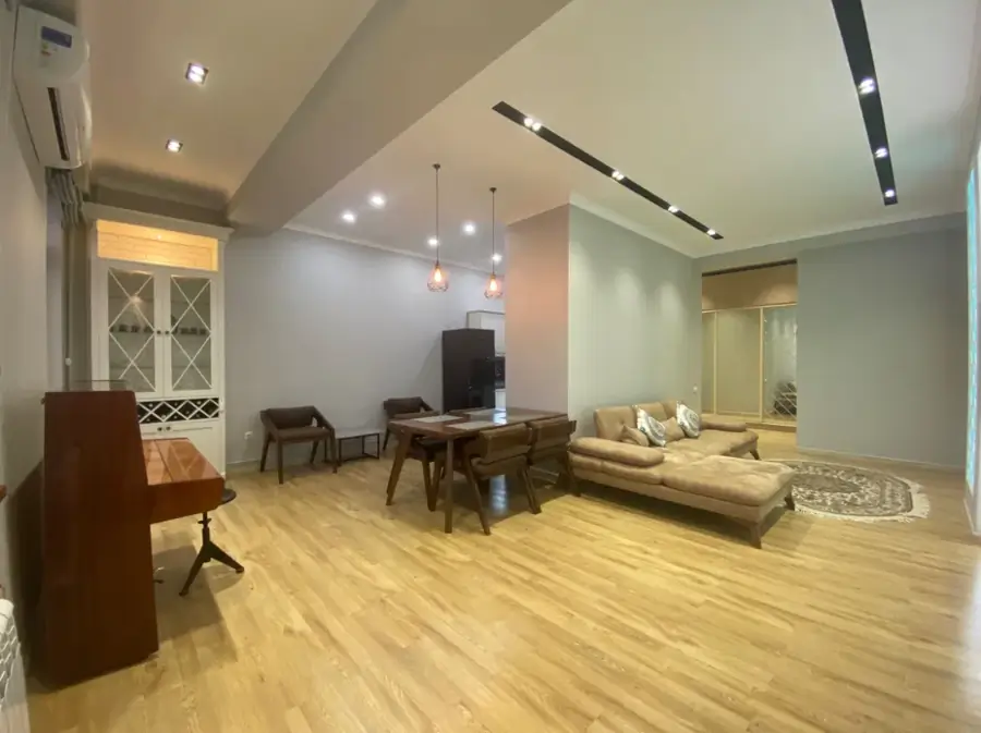 Продается 2-комнатная квартира − 100 м²