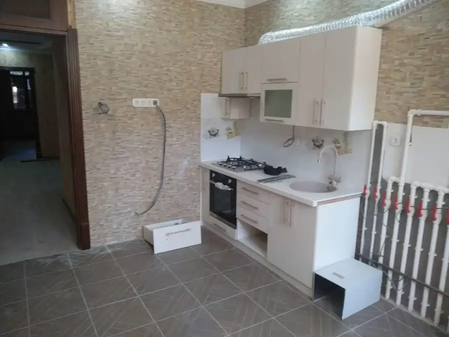 Продается Более 5-комнатная квартира − 200 м²