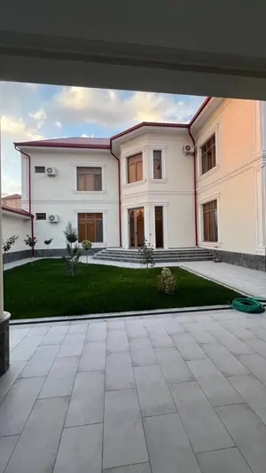 3 qavatli uy sotiladi − 520 m²