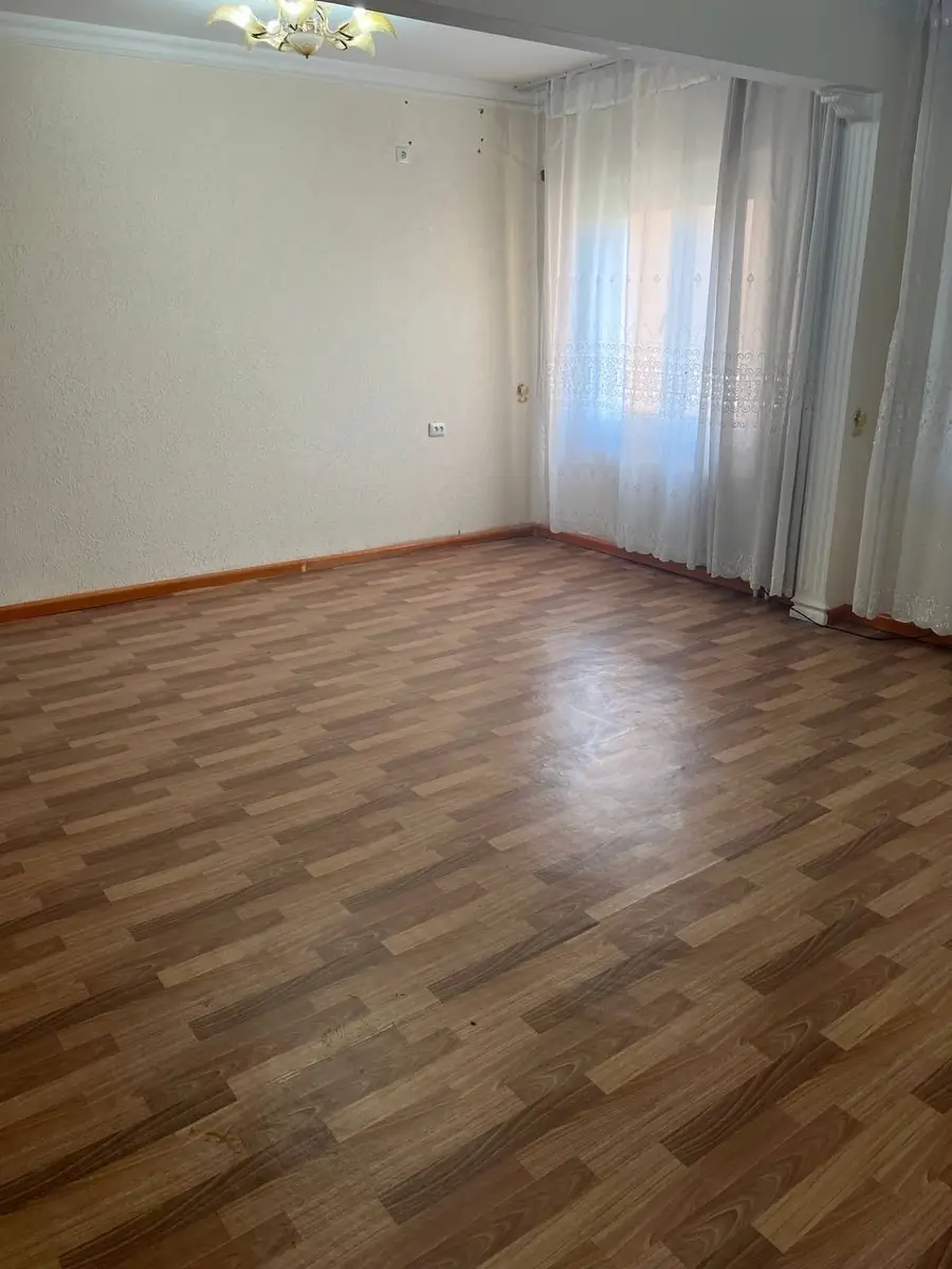 4 xonali kvartira sotiladi − 91 m²