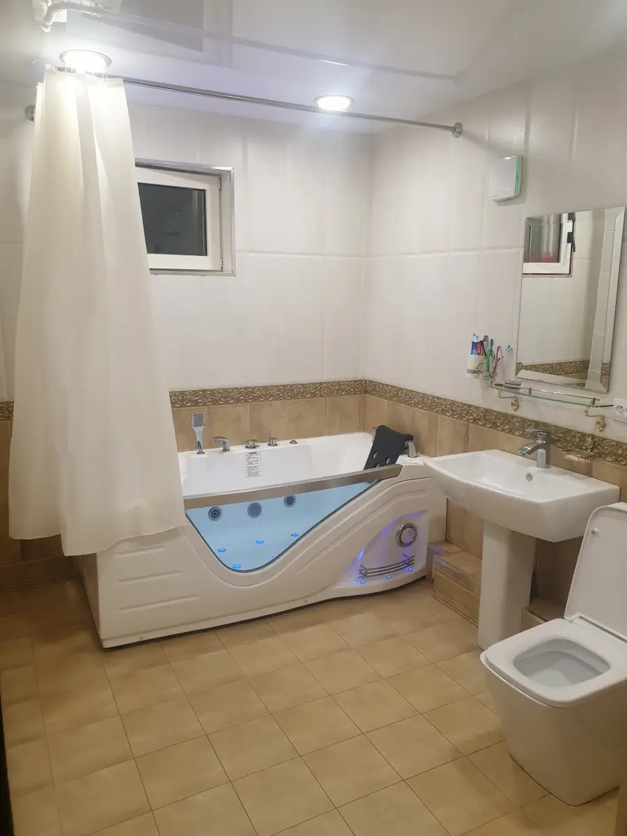 Продается 4-комнатная квартира − 156 м²