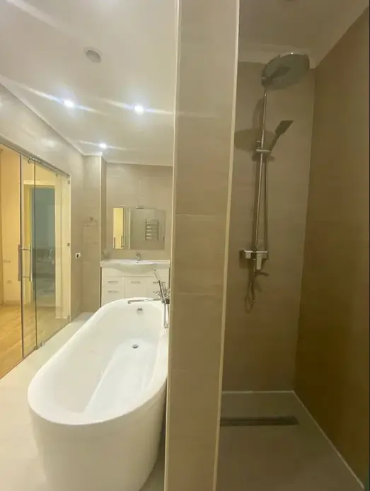 Продается 2-комнатная квартира − 100 м²