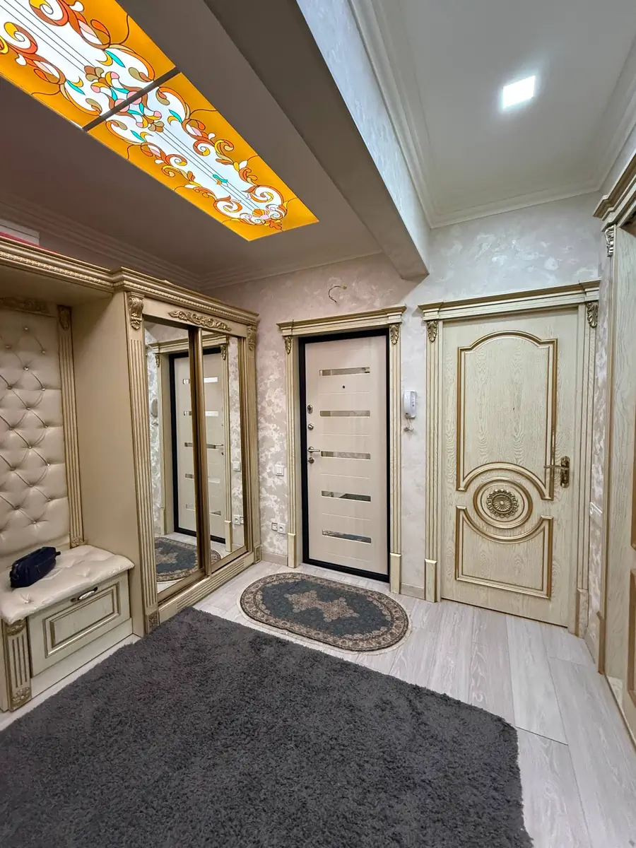 4 xonali kvartira sotiladi − 96 m²