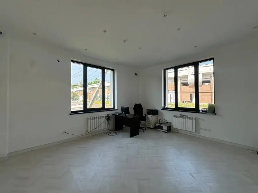 Ofis sotiladi − 1000 m²