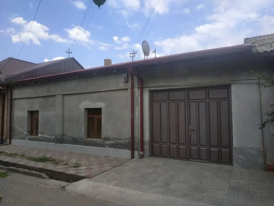 1-этажный дом − 3500 м², 999 сот.