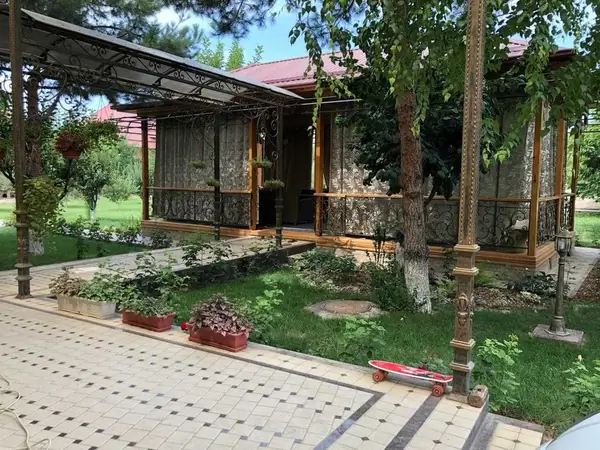 2 qavatli uy − 350 m², 2 sot.