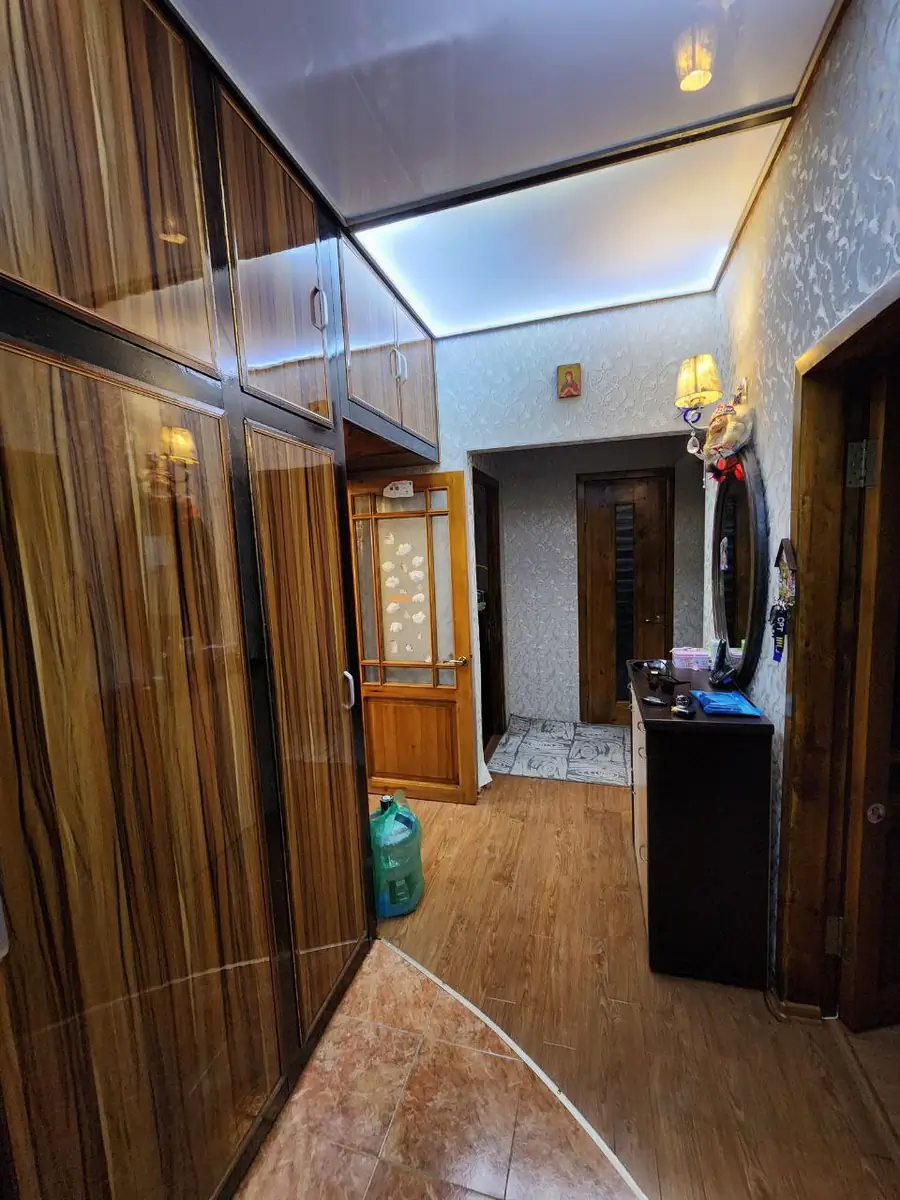 Продается 4-комнатная квартира − 100 м²