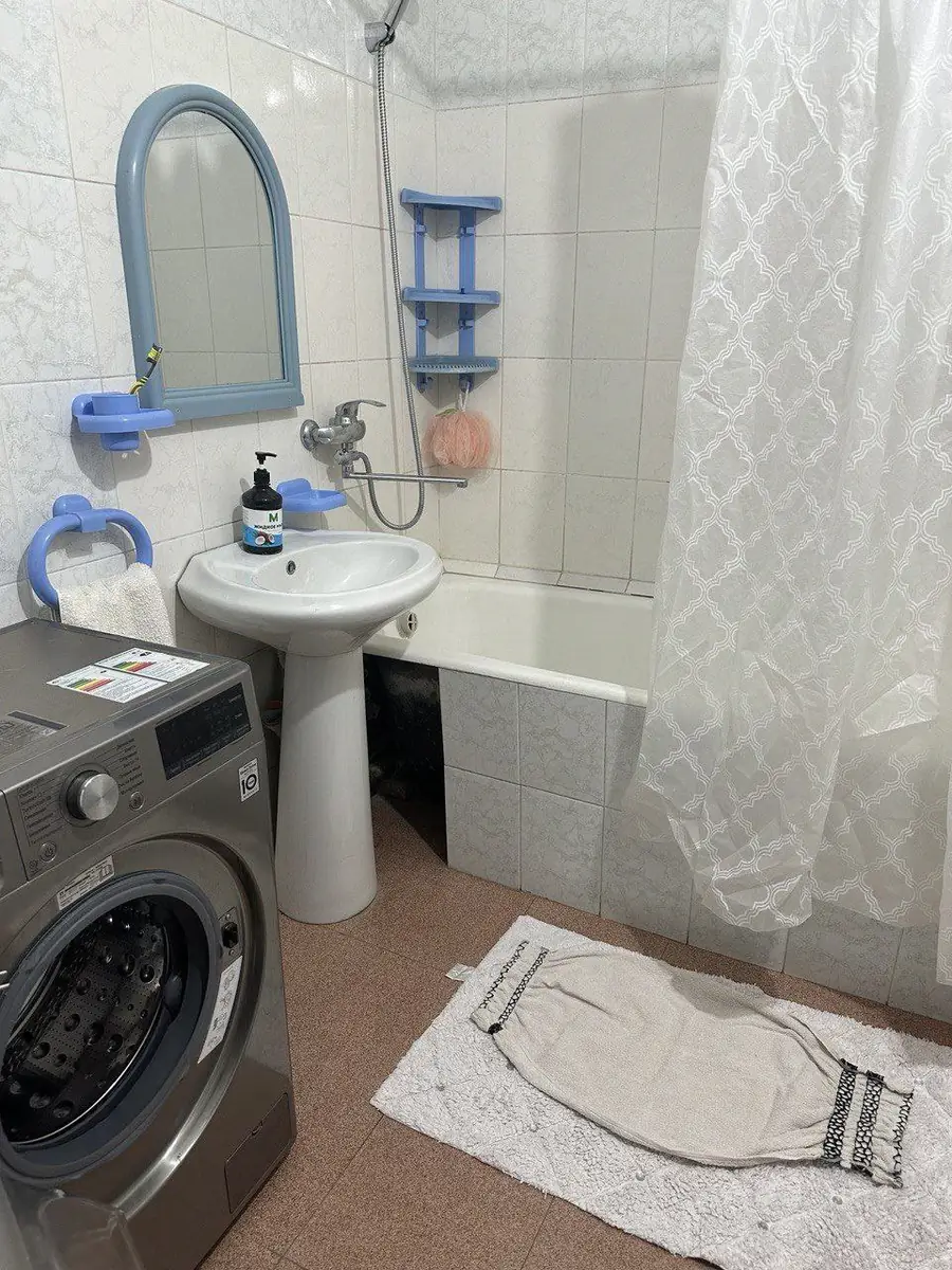 3 xonali kvartira sotiladi − 72 m²