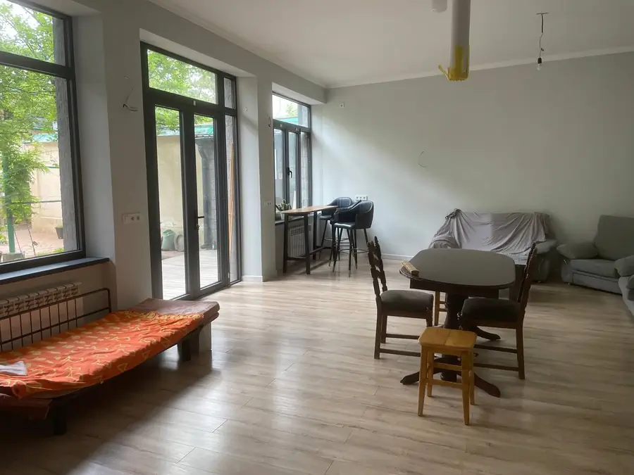 Ijaraga 2 qavatli uy − 340 m²