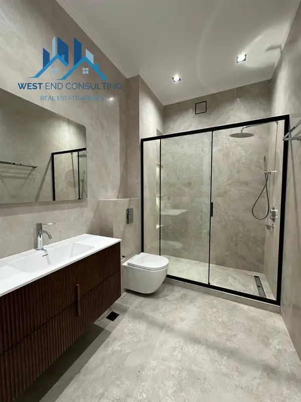 3-этажный дом − 350 м², 2.5 сот.