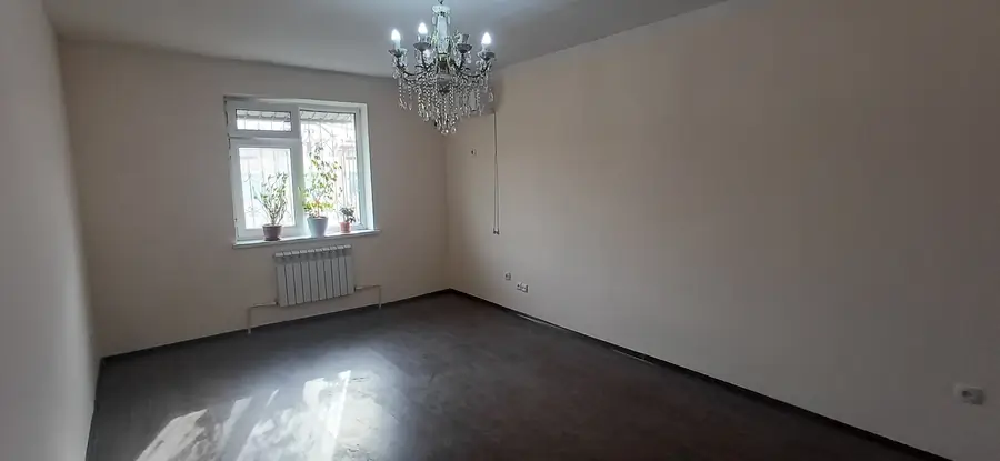 3 xonali kvartira sotiladi − 65 m²