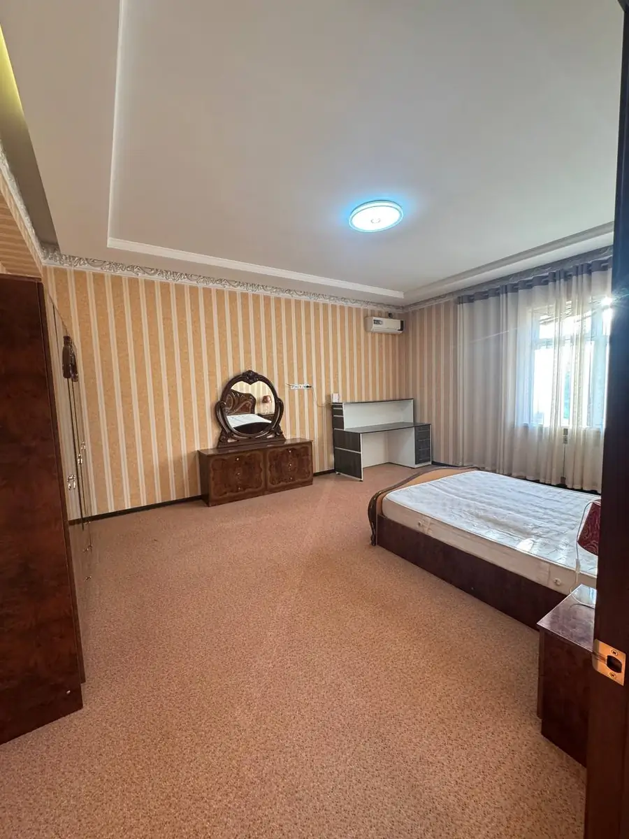 3 qavatli uy sotiladi − 300 m²