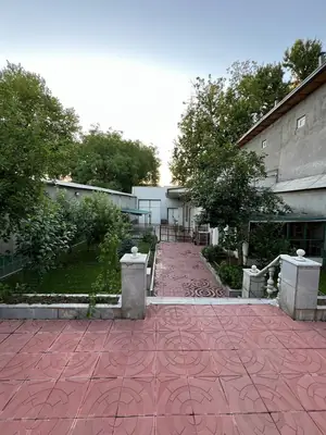 3 qavatli uy sotiladi − 700 m²