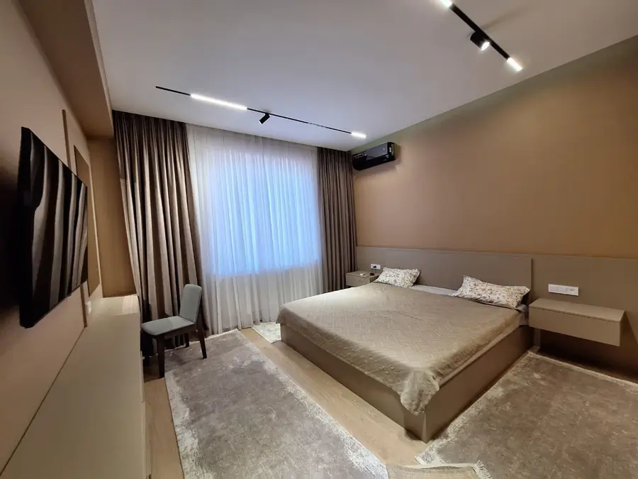 Продается Более 5-комнатная квартира − 175 м²