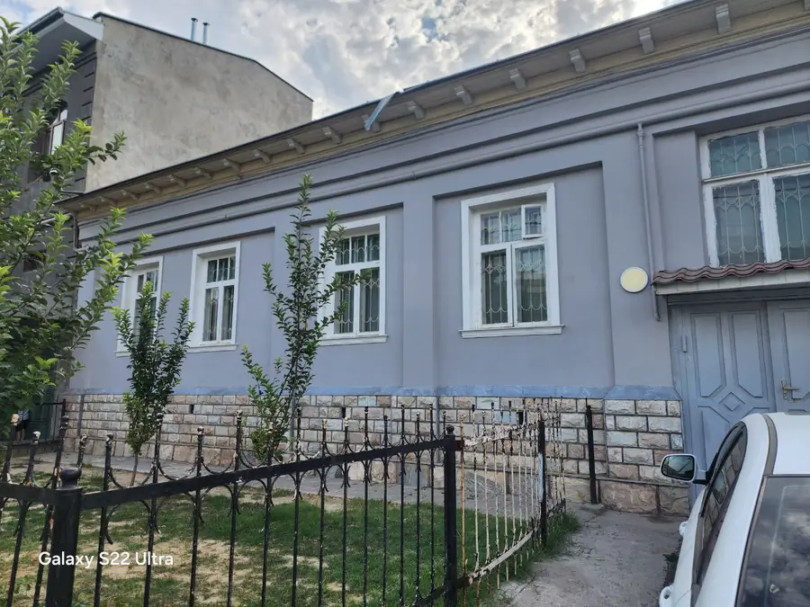 Продается 100% в 3-этажном доме − 930 м²