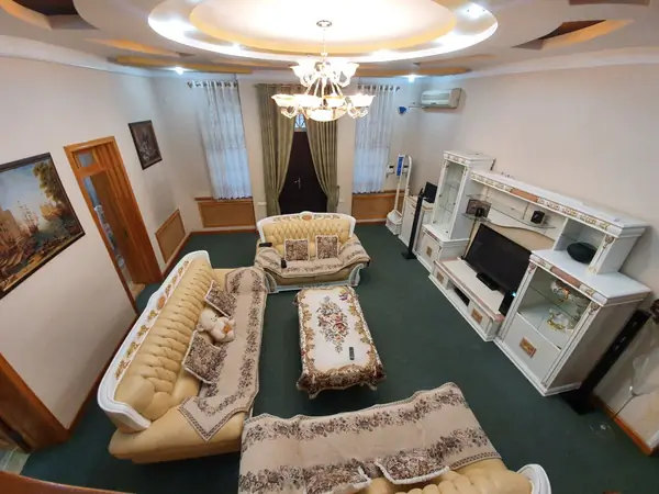 5 dan ortiq xonali kvartira − 380 m², 2/2 qavat
