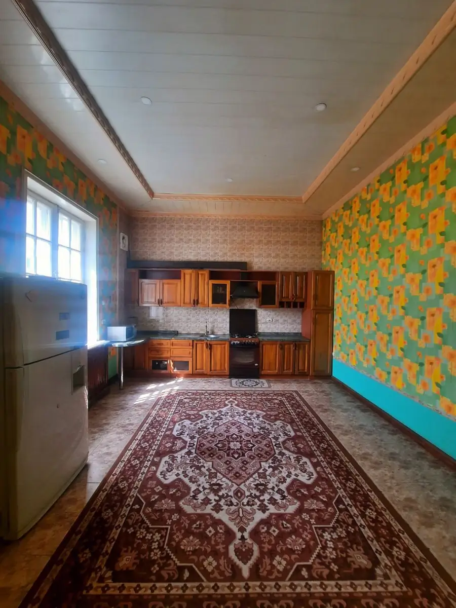 3 qavatli uy sotiladi − 600 m²