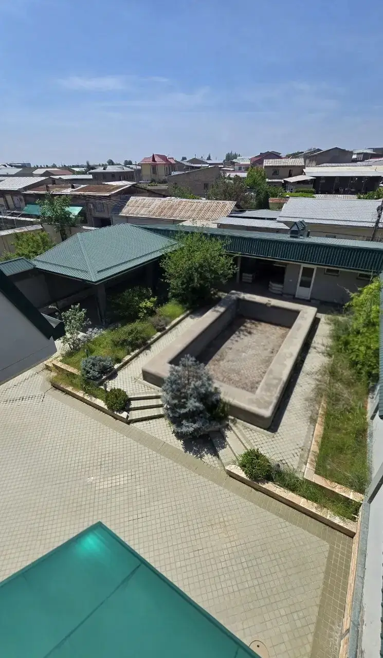 3 qavatli uy sotiladi − 400 m²