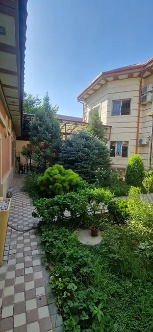 Продается 2-этажный дом − 520 м²