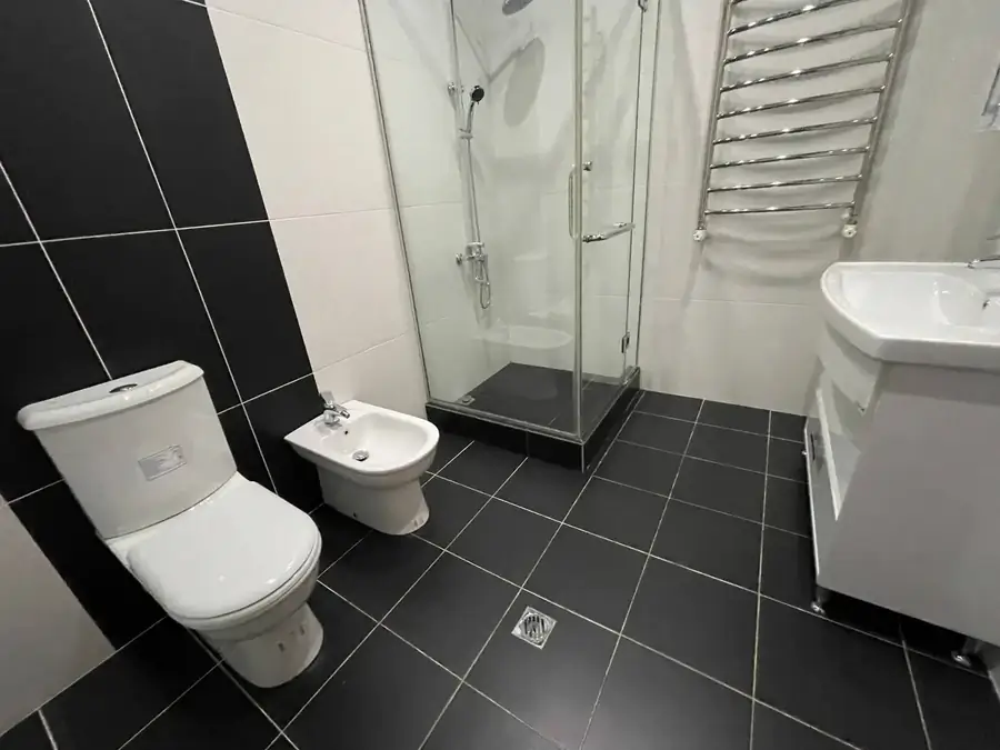 3 qavatli uy sotiladi − 400 m²