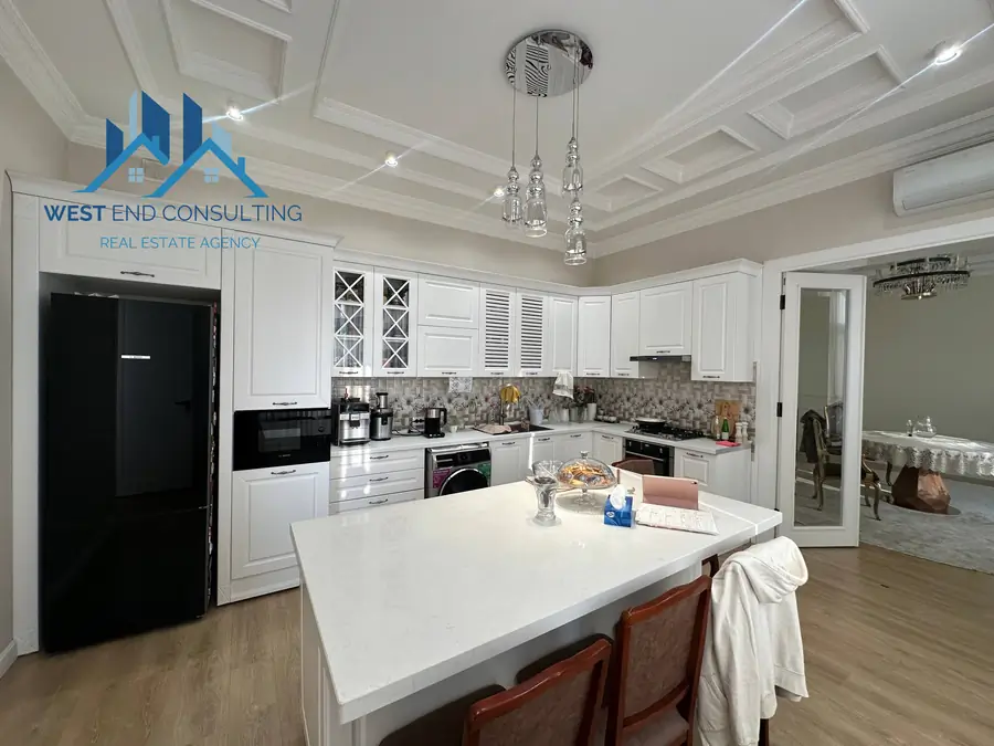 3 qavatli uy sotiladi − 400 m²