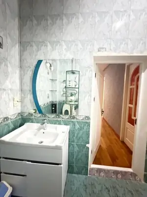 Сдается 3-комнатная квартира − 161 м²