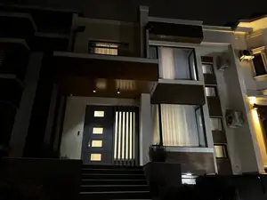 Более 5-комнатная квартира − 300 м², 3/3 этаж