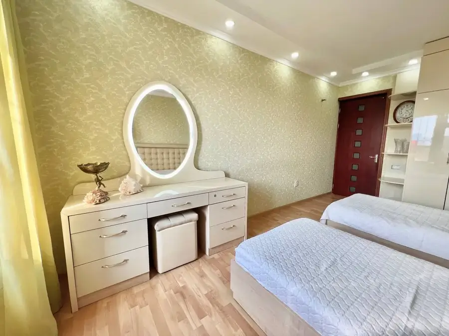 4 xonali kvartira sotiladi − 182 m²