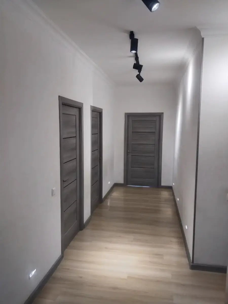 3 xonali kvartira sotiladi − 82 m²