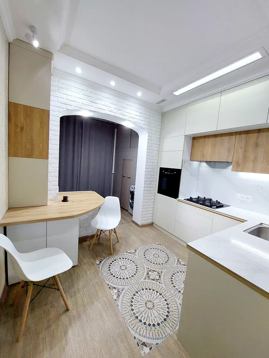 3 xonali kvartira sotiladi − 92 m²