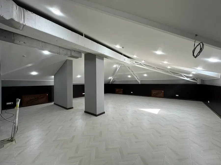 Ofis sotiladi − 1000 m²